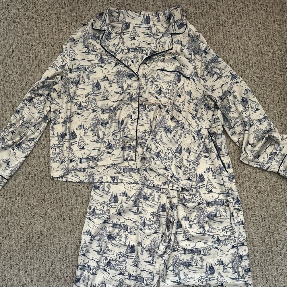 Abercrombie & Fitch Sleepwear Blue and Ivory Victorian Design Size Medium - Picture 8 of 8